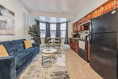 Image de Across from Convention Center | Sleeps 6 | 3f