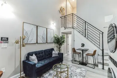 Image de Large Bi-Level 2br Loft | Old City | Sleeps 8 (4f)