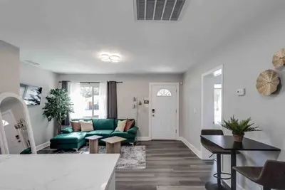 Image de South Tampa 3/2 w/Backyard | Sleeps 10!