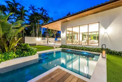 Image de DreamVilla / Pool! Brand New Modern Construction!