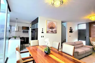 Image de Beautiful house 2 blocks from the East Bypass Cable Car Station