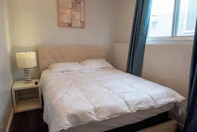 Image de Calgary's Cozy Room Waterside Bi-Level lower level