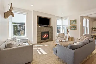 Image de Bachelor Bliss - Road to Mt Bachelor, Trails, Hot Tub, Detached Adu