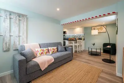 Image de Two Stylish Homes with Terrace and Bbq by HostWise