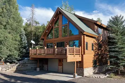 Granby 5br, 5 Bath home, Views! , Hottub, + Firepit!