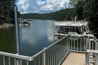 Image de Lake Front Retreat with 2-tier Dock / Brand new 4 Bedroom Home