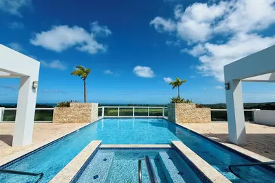 Image de Ocean view, Private balcony, 15 mins to Rainforest & biobay, 5 mins to beach