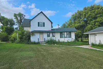 Image de 4 Bedroom Farmhouse Nestled on Quiet 65-acre property