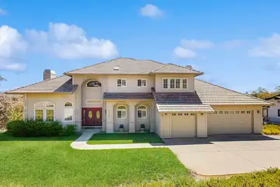 Image de Large Luxury Estate Home with Airport Taxiway, Movie Theater, Close to Yosemite