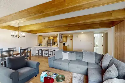 Image de Spacious condo w/ fast wifi, shared pool & hot tub - convenient location