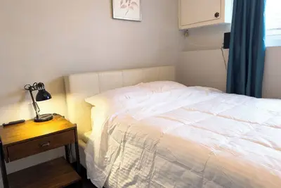 Image de Urban Escape: Private Room in Bi-level lower level