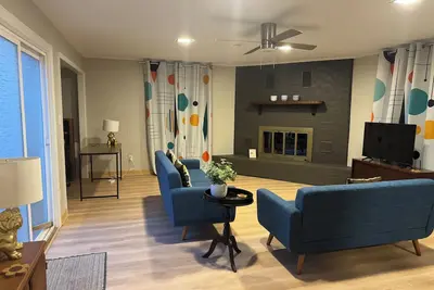 Image de Chic 3 Bedroom Midcentury Modern Retreat in Wonderful Greensboro