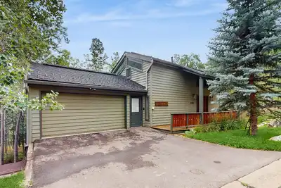 Image de Mountain getaway with patio, fireplace, and quick access to the slopes