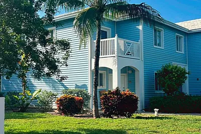 Image de 🏝️ Spacious Townhouse 2-Bedroom with Private Balconies & Backyard Bbq,