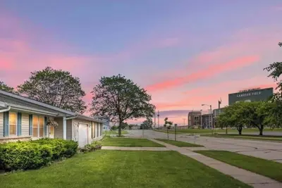 Image de Leap to Lambeau! Green Bay home across from the stadium 5 beds + tailgate garage