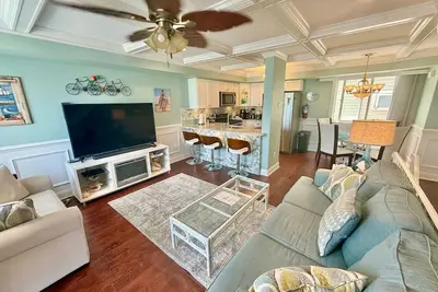 Image de 4 Doors to the Boards! 2br & 2 Balconies