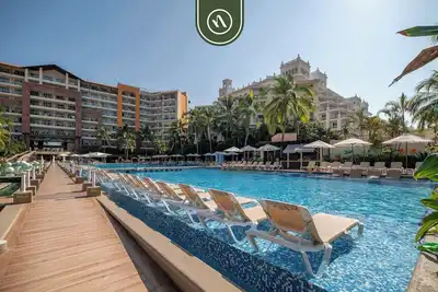 Image de 3br Condo in the Krystal Grand Hotel - Beach