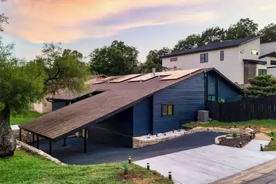 Image de Stylish Retreat, Shared Pool & Yard Near Downtown | Fairlawn Lane A by AvantStay