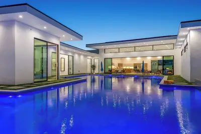 Image de Sleeps 17 | Pool, Firepit, Putting Green & Pickleball | Bravo Villa #8