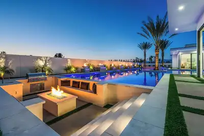 Image de Pool, Hot Tub, Firepit | Minutes from Dining & Golf | Bravo Villa #13