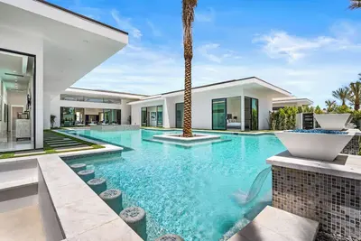 Image de Sleeps 18 | Luxe Pool, Putting Green & Pickleball | Bravo Villa #9 by AvantStay
