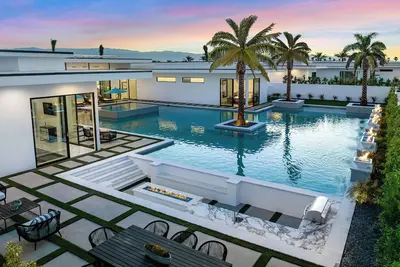 Image de Sleeps 18 | Spacious Retreat | Pool, Firepit & Hot Tub Retreat | Bravo Villa #4