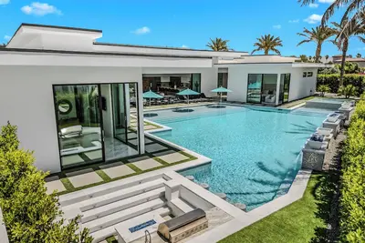Image de Sleeps 17 | Pool, Pickleball & Fire Pit | Bravo Villa #1 by AvantStay