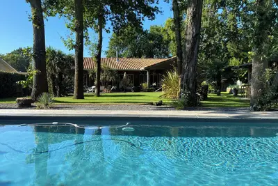 Image de Charmante maison bois avec grand jardin arboré avec piscine