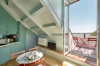 Image de Studio avec Vue, Piscine et Histoire