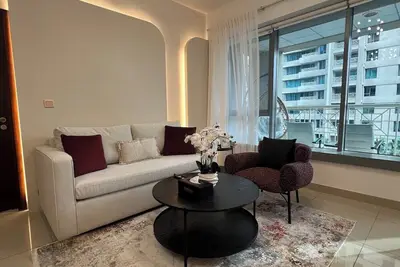 Image de bnbme | Downtown Dubai Pool View Apartment | Walk to Burj