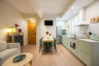 Image de The apartment has a unique charm and personality, thanks to its stylish design. You’ll be surrounded by parks, great restaurants, local shops, and more. And to top it off, there’s a private balcony where you can relax.
