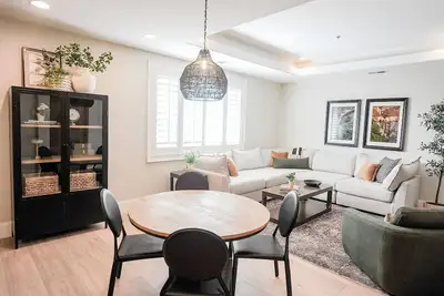 Image de Stylish Riverwoods Retreat