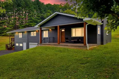 Image de Bucks Mountain Paradise- Fast Wifi, Hot Tub, Game Table, and cozy fireplace