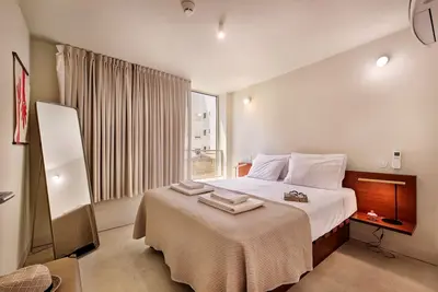 Image de Appartement Douillet avec Piscine et Âme Urbaine