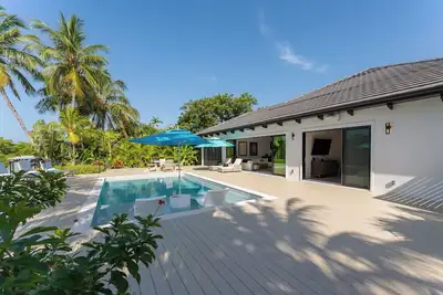 Image de Serenity On Sunrise ~ 5 Br/5. 5 Bath New Town Home w/ Pool & Dockage!