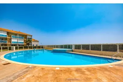 Image de Maison dans résidence avec piscine et accès direct à la plage