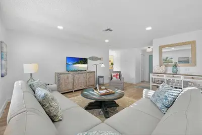 Image de Blind Pass E209 – Coastal Elegance Meets Island Serenity.