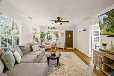 Image de Renovated Bungalow Steps to Wilmington River w/ Large Yard By Lucky Savannah