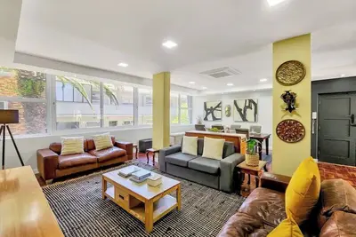 Image de Family Apartment near the beach, Three Anchor Bay