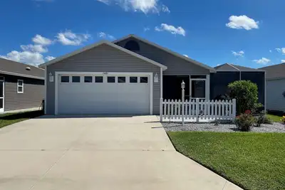 Image de Stylish retreat with comfort, charm, and entertainment all around!