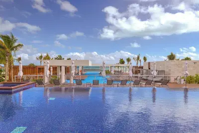 Image de Steps to Beach | Pool, Gym, Spa, and Bbq Bliss
