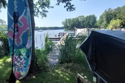 Image de Tiny house by the lake! Lakeside yard with an own jetty and sauna!