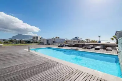 Image de Coastal Escape with Stunning Mountain Backdrop
