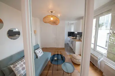 Image de \nCozy, stylish 1br in central Paris offering comfort and Parisian charm Kni
