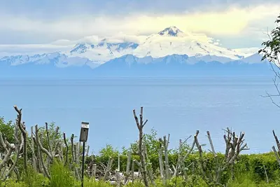 Image de Waterfront retreat with stunning views of Iliamna Volcano: The View - Full House
