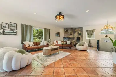 Image de Private Lakefront Getaway Near Downtown Danbury!