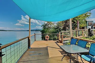 Image de Easy Breezie | Lake Front, Tiki Bar Fire Pit + Screened Porch