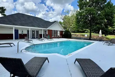 Image de Chic 2-bedroom apartment with fitness room and Pool in welcoming Greenville
