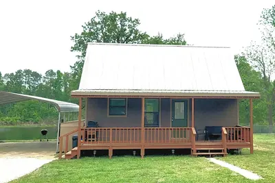 Image de Cozy Lakefront 2-bedroom cabin in tranquil Big Sandy, Tx.