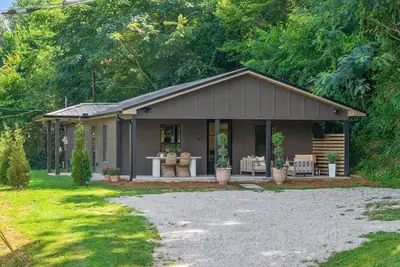 Image de The Trout House, Mountain Retreat | Tellico Plains – Stylish 2br/2ba Escape for 6 by Design Center D